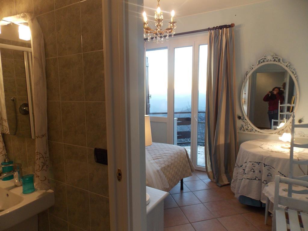 B&B Le Camelie del Bosco Baiardo Habitación foto